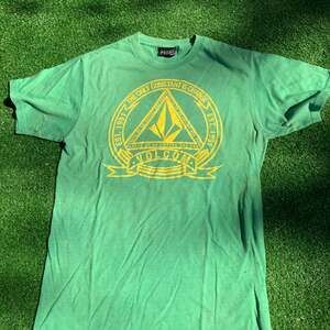 Vintage Volcom 'The Only Constant Is Change' Graphic Skate T-Shirt Green Size Sm